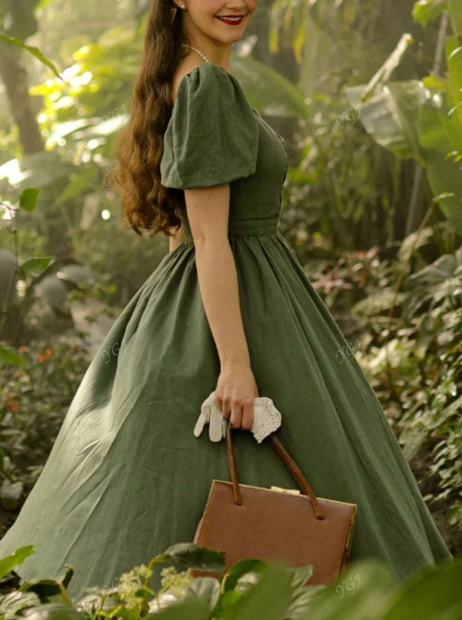 Vestido verde mangas abullonadas escote tipo Reina Ana