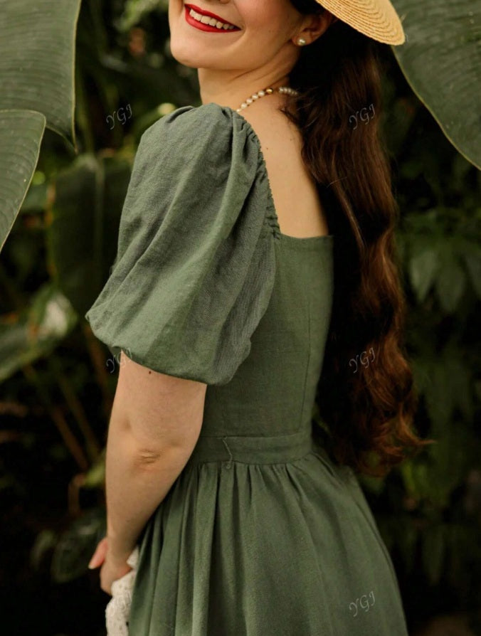 Vestido verde mangas abullonadas escote tipo Reina Ana
