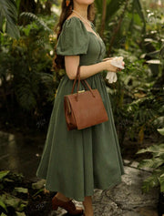 Vestido verde mangas abullonadas escote tipo Reina Ana