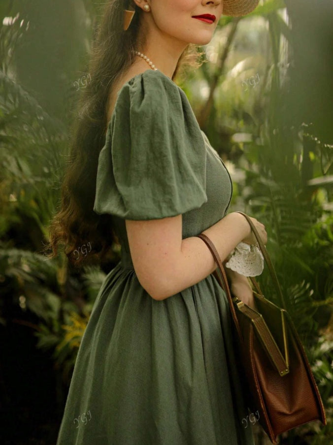 Vestido verde mangas abullonadas escote tipo Reina Ana
