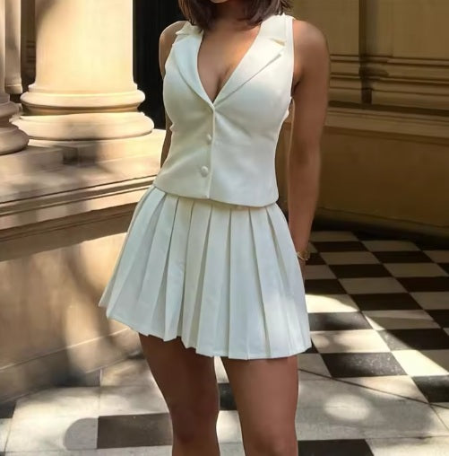 Conjunto chaleco abotonado y falda plisada a juego