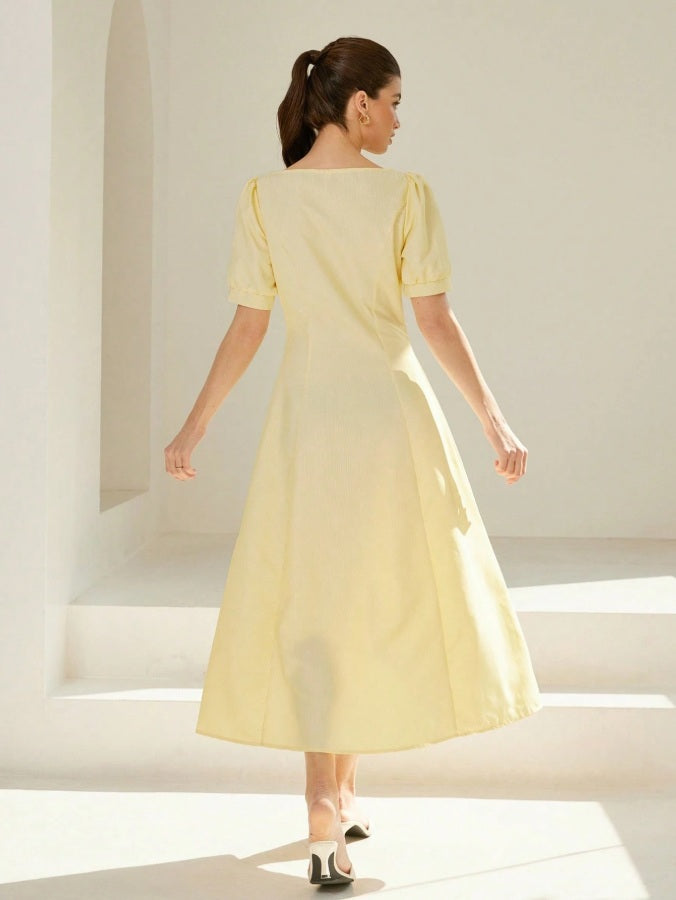 Vestido largo de rayas con escote en V y mangas abullonadas