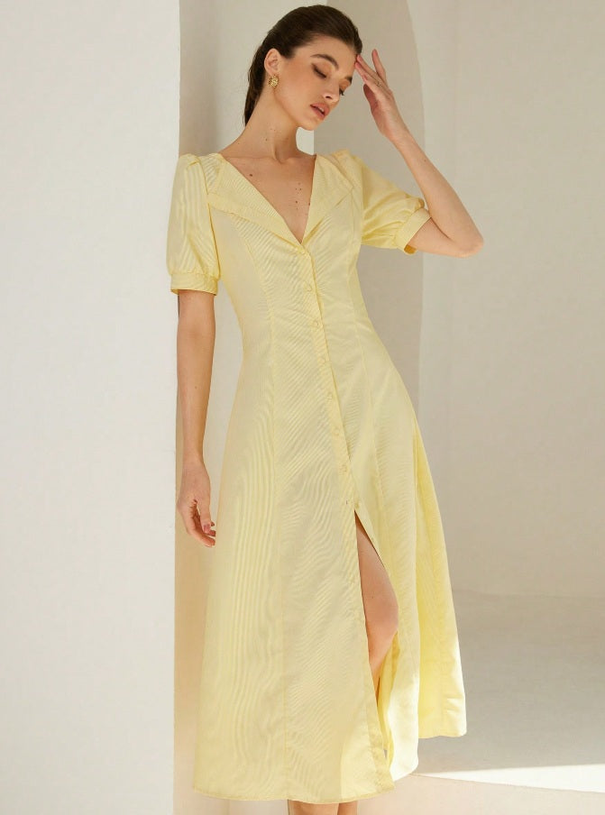 Vestido largo de rayas con escote en V y mangas abullonadas